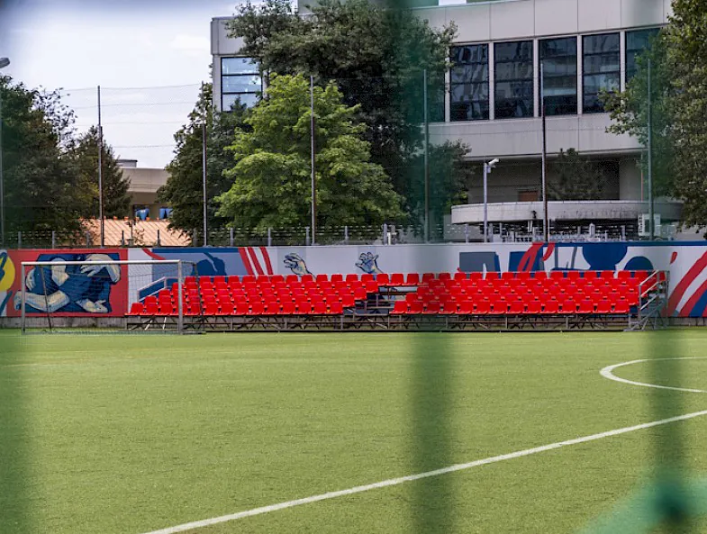 Fußballplatz bei Nacht