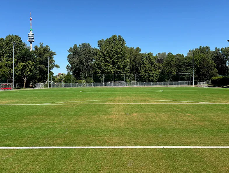 Neuer Kunstrasenplatz eröffnet