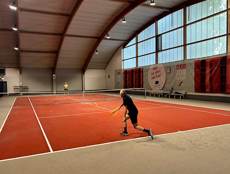 Neuer Teppichbelag in der Tennishalle